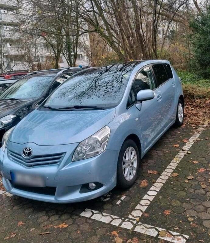 Grau Gebraucht 2011 Toyota Verso Van / Kleinbus | 4.100 € (Guter Preis) - Bild 1/4