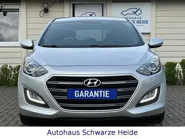 Gebraucht Hyundai i30 Passion 135 PS (99 kW) 2016 Silber Limousine