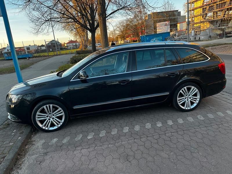 Gebraucht Skoda Superb 150 PS (110 kW) 2015 Schwarz Kombi