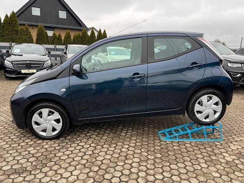 Gebraucht Toyota Aygo 69 PS (50 kW) 2017 Blau Kleinwagen