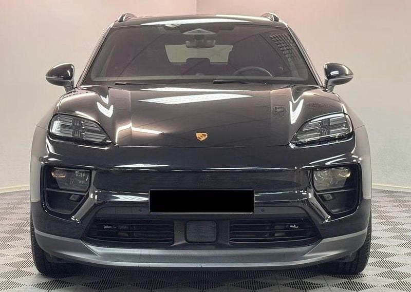 Gebraucht Porsche Macan 4 Electric 300 kW (408 PS) 2025 Tiefschwarz SUV