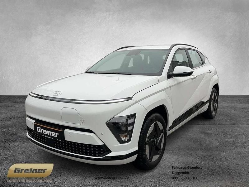 Serenity white Neu 2025 Hyundai Kona Advantage SUV | 29.770 € (Superpreis) - Bild 1/4