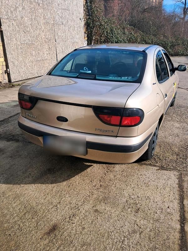 Gebraucht Renault Mégane 90 PS (66 kW) 1998 Gold Limousine