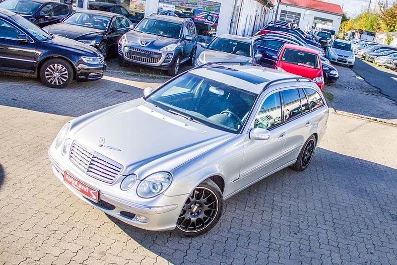 Silber Gebraucht 2005 Mercedes E320 Elegance Limousine | 5.999 € (Fairer Preis) - Bild 1/4
