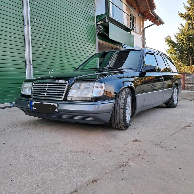 Gebraucht Mercedes E220 Edition 150 PS (110 kW) 1995 Schwarz Kombi