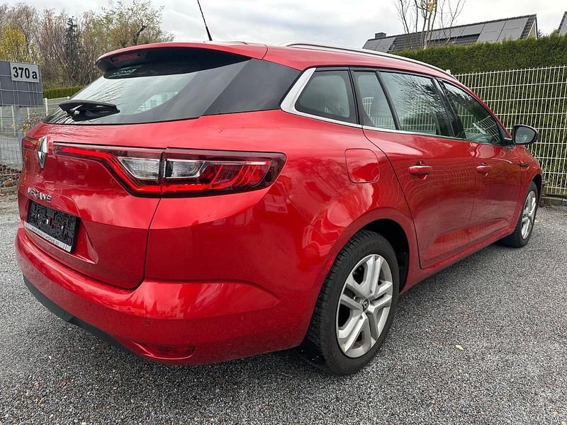 Gebraucht Renault Mégane GrandTour Business 132 PS (97 kW) 2018 Rot Kombi