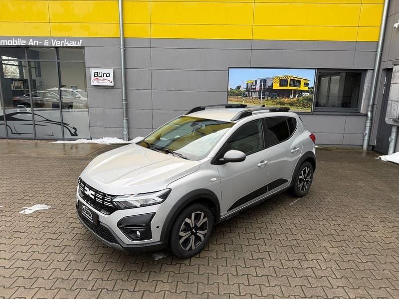 Grau Gebraucht 2023 Dacia Sandero Stepway Limousine | 13.990 € (Fairer Preis) - Bild 1/4