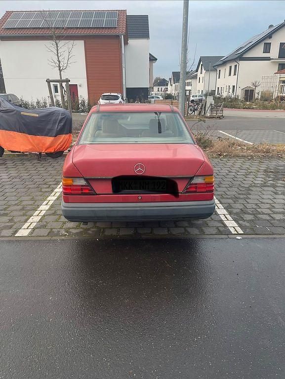 Gebraucht Mercedes E200 118 PS (86 kW) 1987 Rot Limousine
