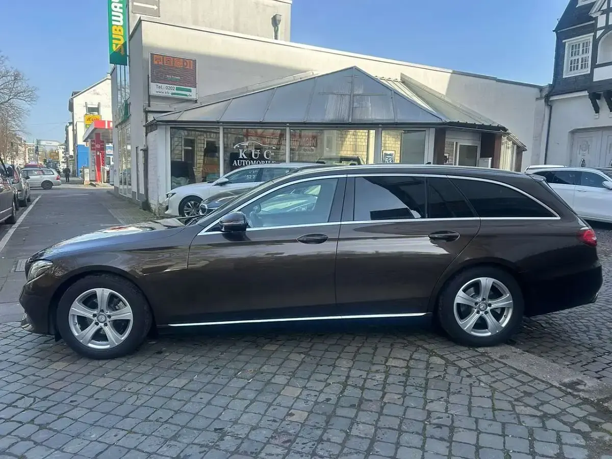Gebraucht Mercedes E200 Avantgarde 184 PS (135 kW) 2017 Citrinbraun metalliclack Kombi