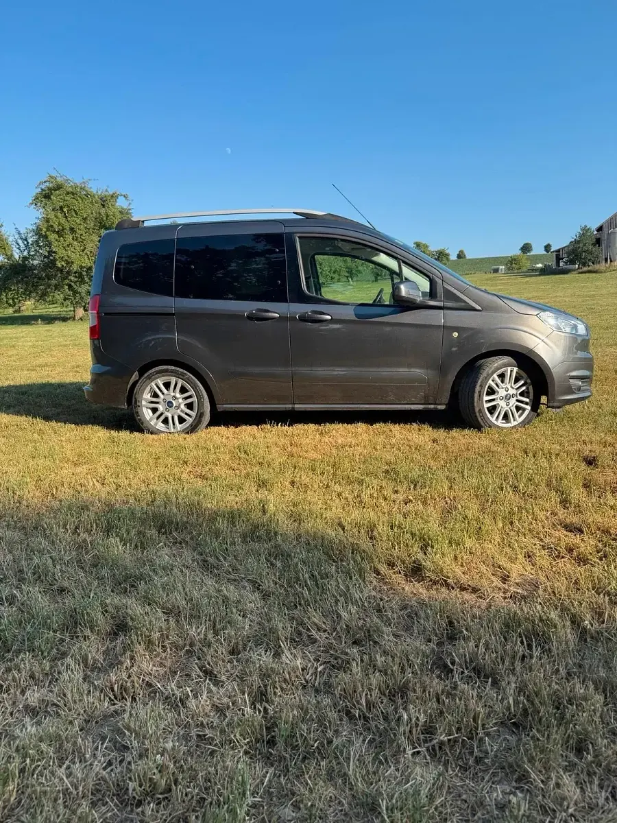 Gebraucht Ford Tourneo Courier Titanium 101 PS (74 kW) 2018 Grau Van / Kleinbus