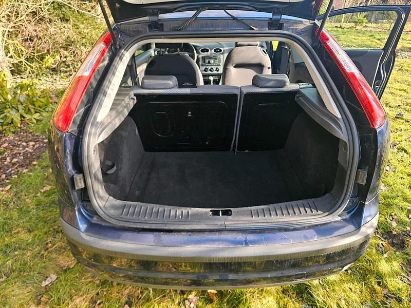 Second-hand Ford Focus 81 CP (59 kW) 2006 Albastru Hatchback