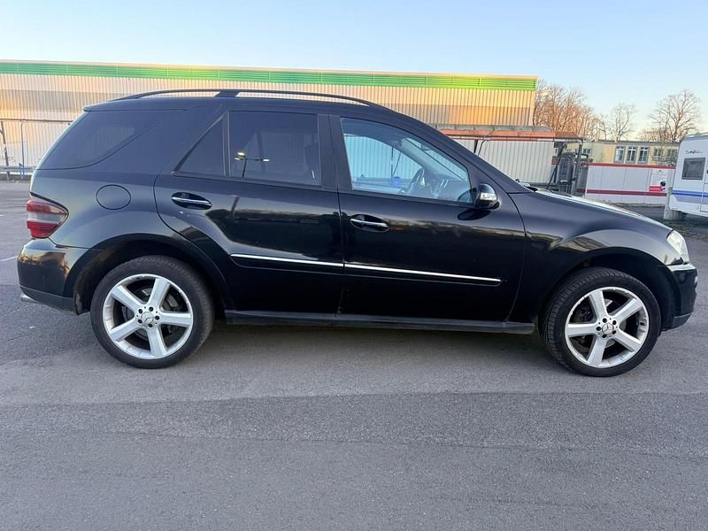 Gebraucht Mercedes ML500 306 PS (225 kW) 2007 Schwarz SUV