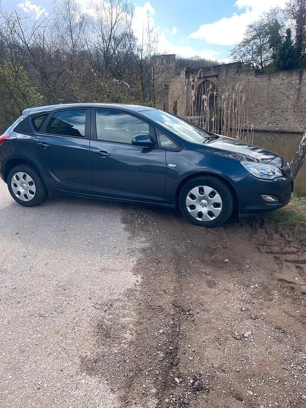 Gebraucht Opel Astra 101 PS (74 kW) 2010 Blau Limousine