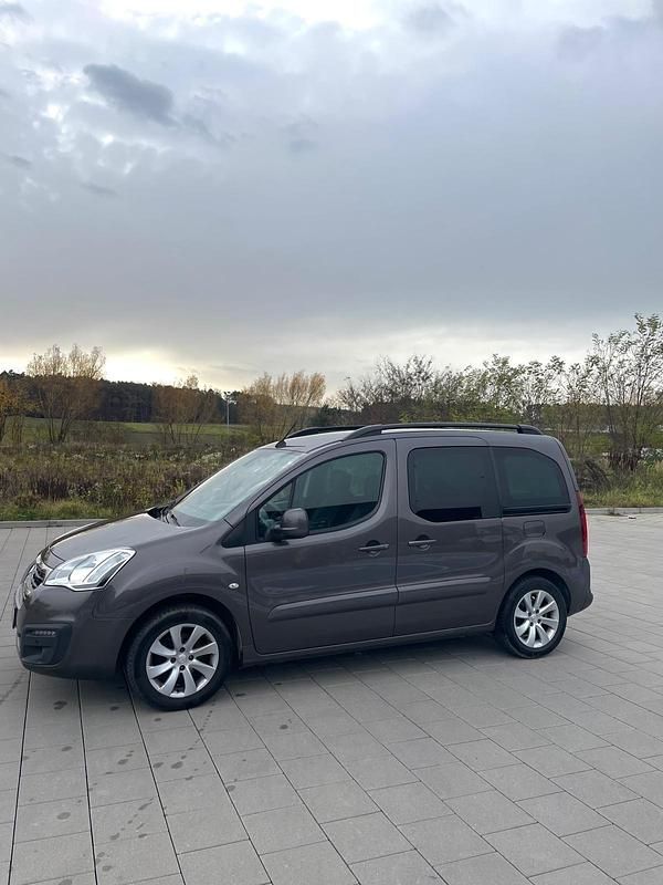 Braun Gebraucht 2015 Peugeot Partner Tepee Van / Kleinbus | 7.400 € (Etwas zu teuer) - Bild 1/4