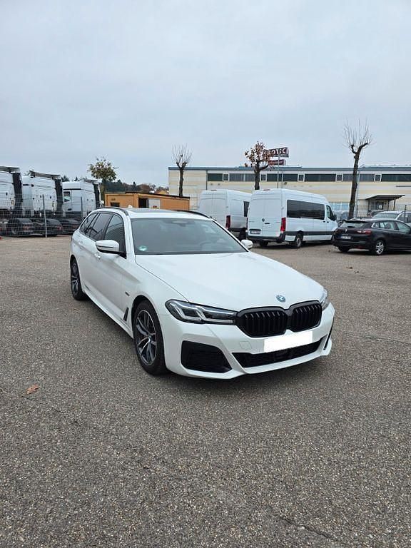 Weiß Gebraucht 2022 BMW 530e M Sport Kombi | 32.800 € (Teuer) - Bild 1/4