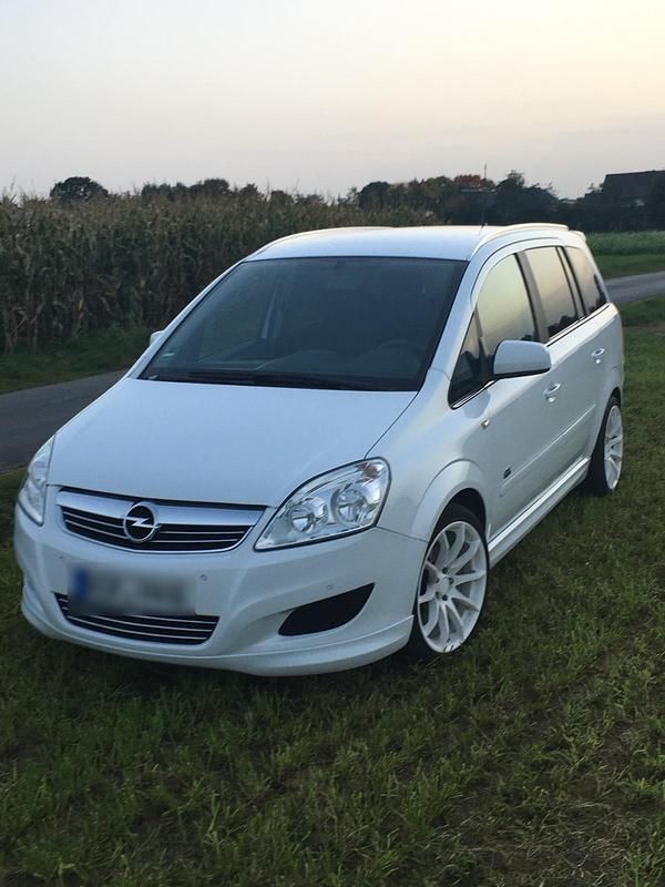 Weiß Gebraucht 2009 Opel Zafira OPC Van / Kleinbus | 3.499 € (Fairer Preis) - Bild 1/4