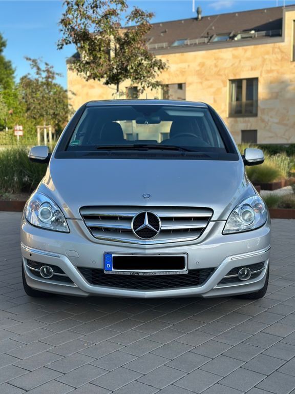 Grau Gebraucht 2011 Mercedes B200 Sport Van / Kleinbus | 7.299 € (Fairer Preis) - Bild 1/4