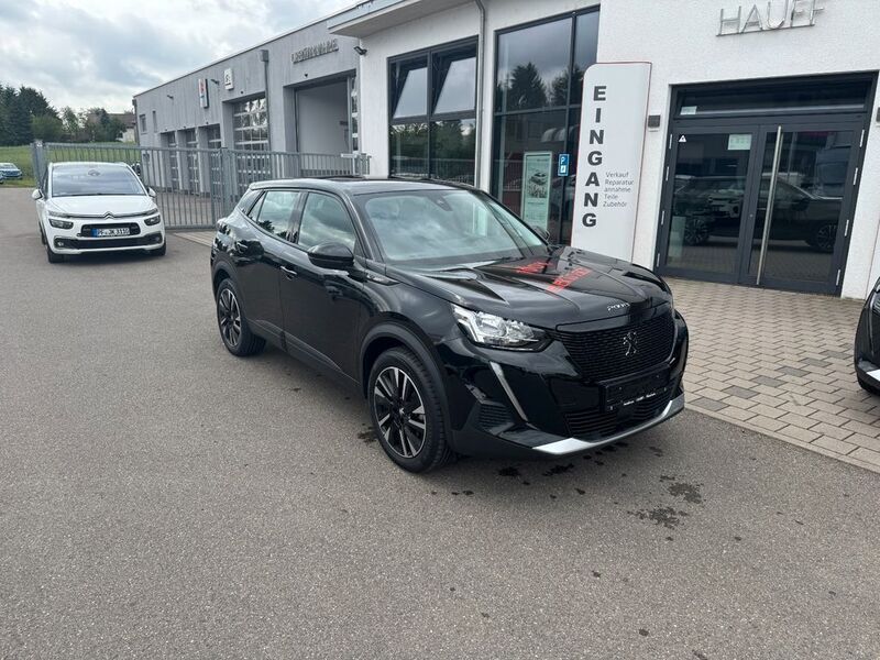 Perlaneraschwarz (metallic) Gebraucht 2021 Peugeot e-2008 Active SUV | 18.900 € (Guter Preis) - Bild 1/4