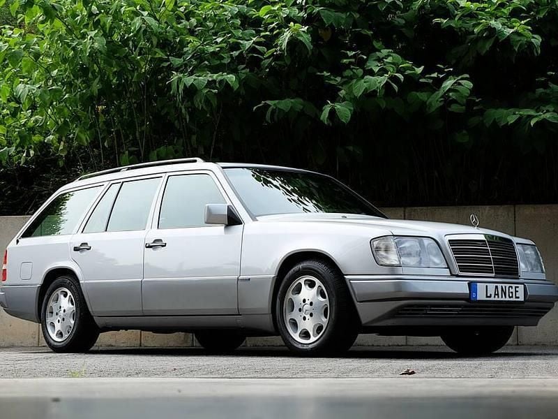 Silber Gebraucht 1994 Mercedes E280 Kombi | 37.500 € - Bild 1/4