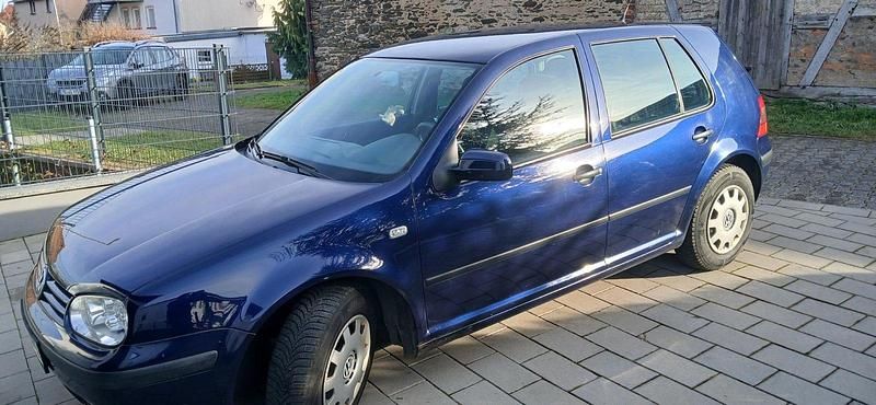 Blau Gebraucht 2002 VW Golf IV Kleinwagen | 2.650 € (Fairer Preis) - Bild 1/4