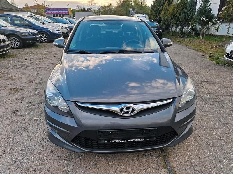 Gebraucht Hyundai i30 90 PS (66 kW) 2011 Grau Kleinwagen