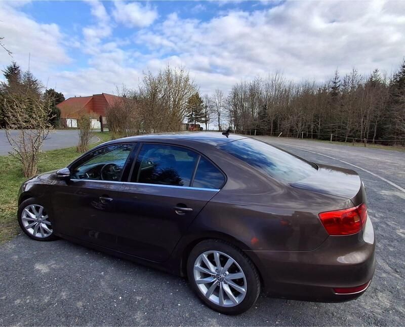 Braun Gebraucht 2011 VW Jetta Highline Limousine | 7.222 € (Fairer Preis) - Bild 1/4