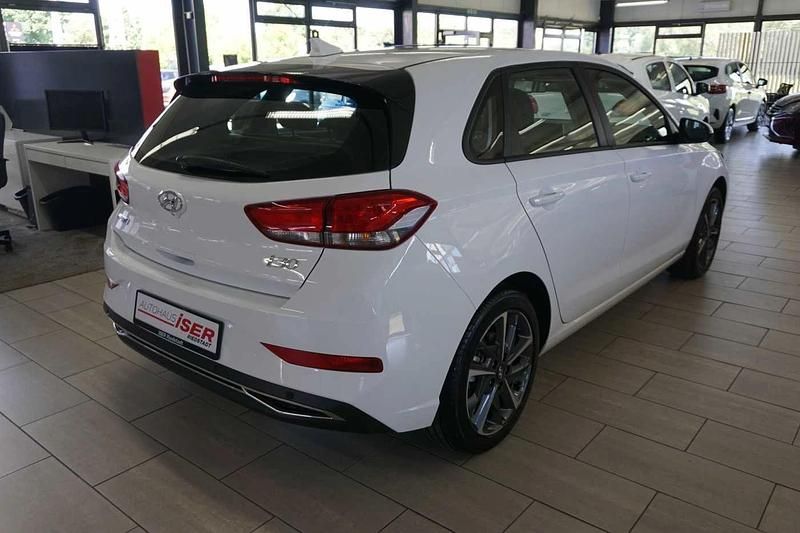 Gebraucht Hyundai i30 Pure 110 PS (80 kW) 2024 Weiss Limousine