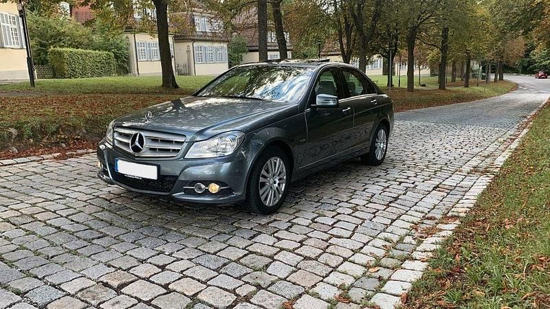 Grau Gebraucht 2011 Mercedes C200 Elegance Limousine | 8.900 € (Superpreis) - Bild 1/4