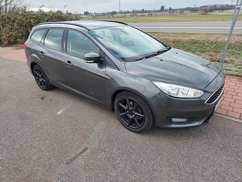 Gebraucht Ford Focus Trend 125 PS (91 kW) 2015 Grau Kombi