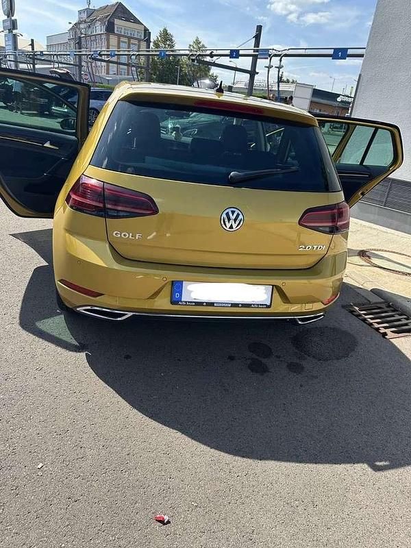 Gebraucht VW Golf VII Highline 150 PS (110 kW) 2016 Gold Limousine