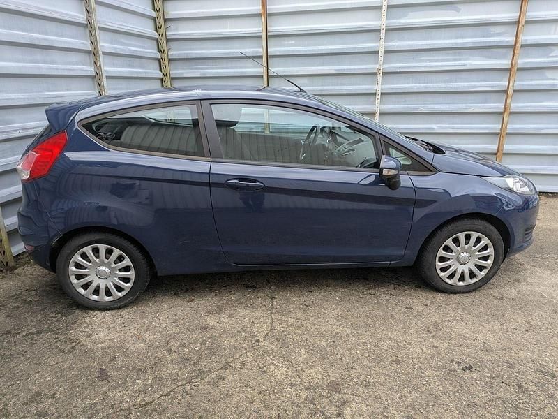 Gebraucht Ford Fiesta Trend 75 PS (55 kW) 2013 Blau Kleinwagen