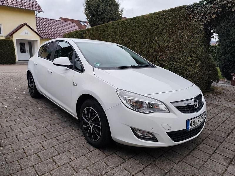 Gebraucht Opel Astra Design Edition 140 PS (102 kW) 2011 Weiß Limousine