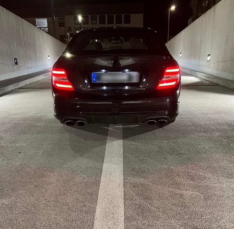Schwarz Gebraucht 2009 Mercedes C350 Limousine | 8.000 € (Fairer Preis) - Bild 1/3