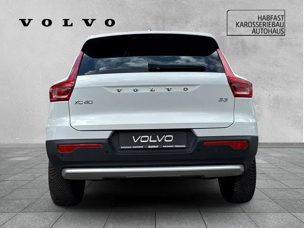 Neu Volvo XC40 Core 163 PS (119 kW) 2026 Weiß SUV