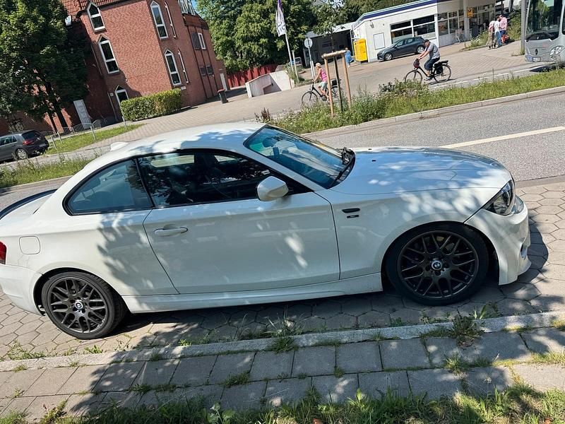 Weiß Gebraucht 2011 BMW 123 Coupé Sport Line Coupé | 6.500 € - Bild 1/4