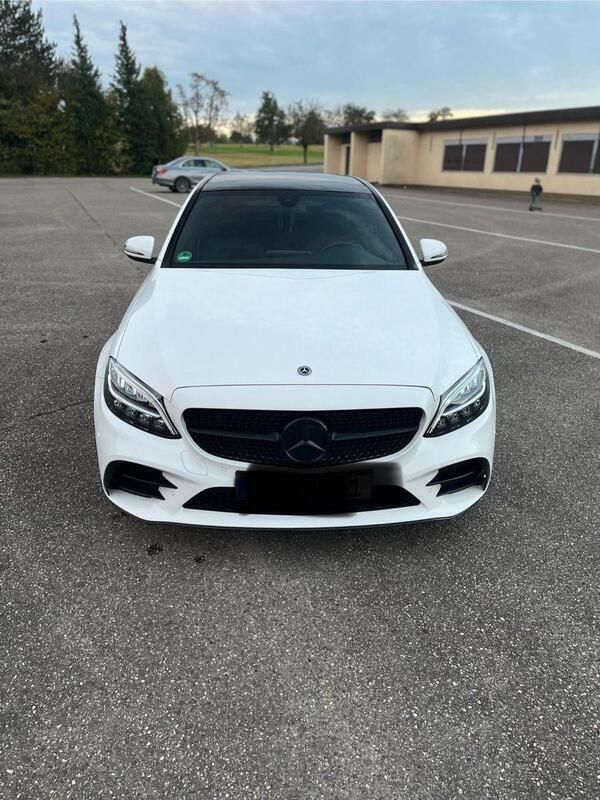 Weiß Gebraucht 2019 Mercedes C200 AMG line Limousine | 28.000 € (Teuer) - Bild 1/4