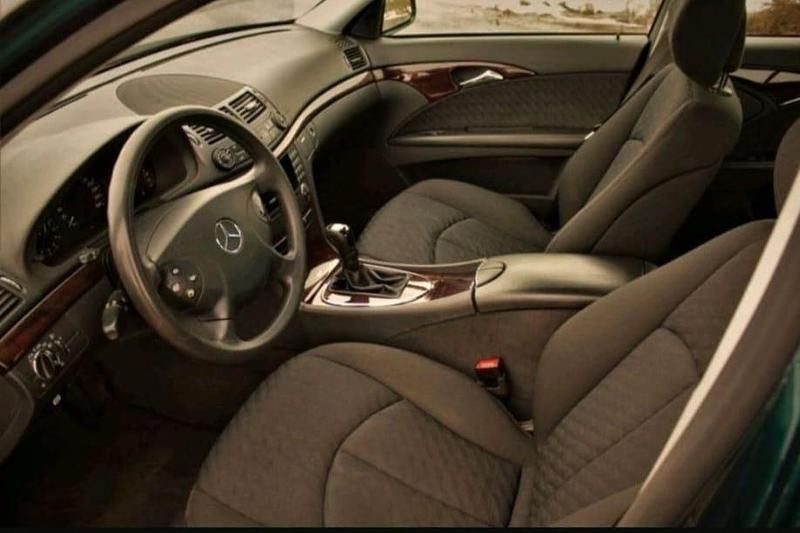 Grün Gebraucht 2005 Mercedes E220 Limousine | 1.750 € - Bild 1/4