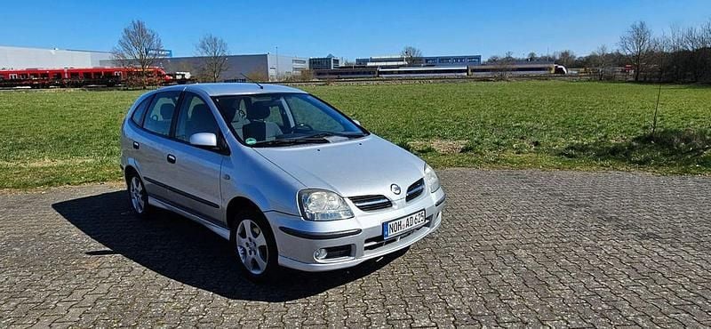 Silber Gebraucht 2004 Nissan Almera Tino Acenta+ Van / Kleinbus | 1.490 € (Etwas zu teuer) - Bild 1/4