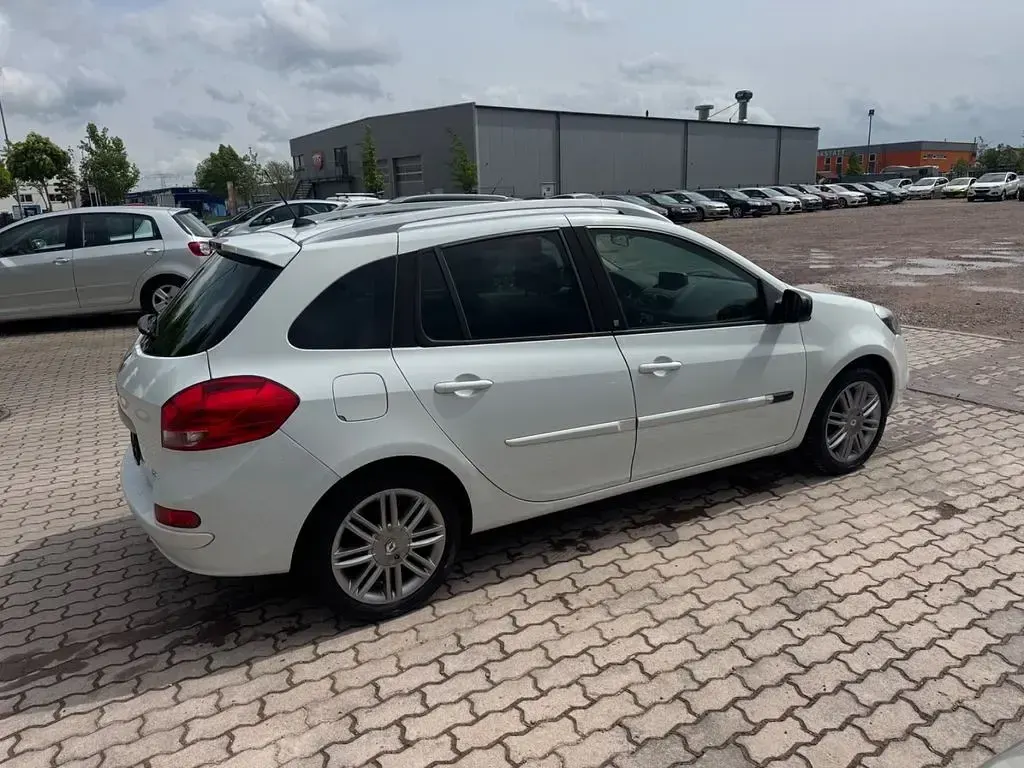Gebraucht Renault Clio II 103 PS (75 kW) 2011 Weiß Limousine