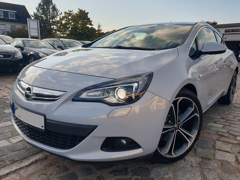 Grau Gebraucht 2011 Opel Astra GTC Innovation Limousine | 7.590 € (Teuer) - Bild 1/4