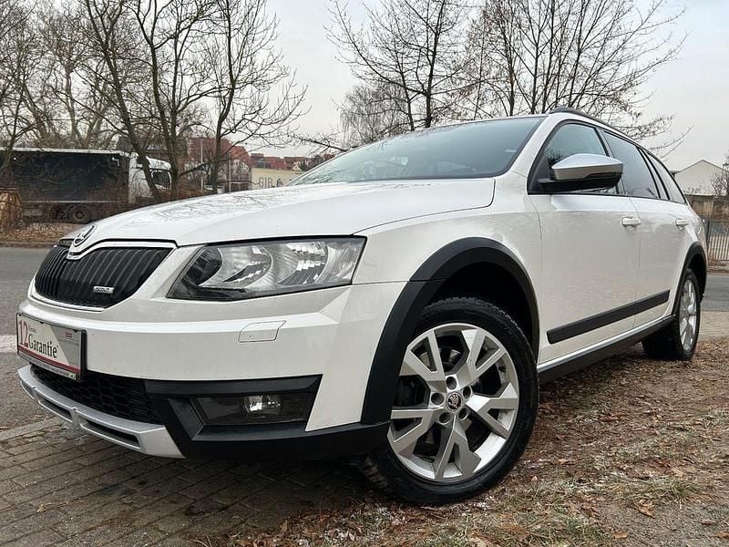 Weiß Gebraucht 2015 Skoda Octavia Scout 4x4 Kombi | 10.999 € (Fairer Preis) - Bild 1/4