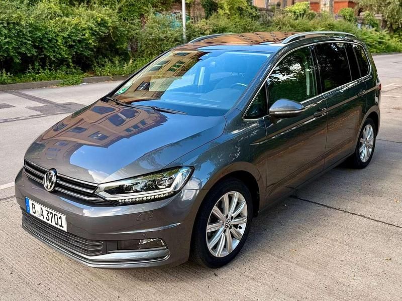 Grau Gebraucht 2019 VW Touran Highline Van / Kleinbus | 24.550 € (Guter Preis) - Bild 1/4