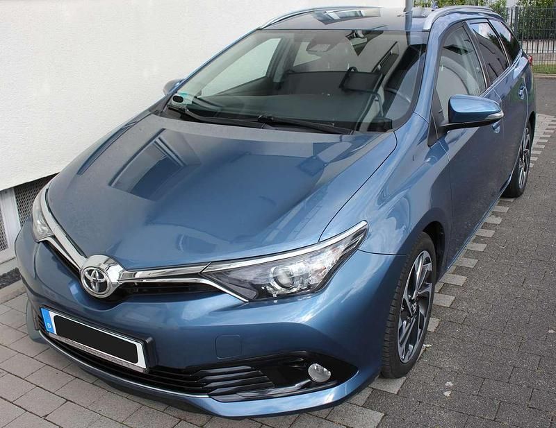 Gebraucht Toyota Auris Edition 111 PS (81 kW) 2016 Blau Kombi