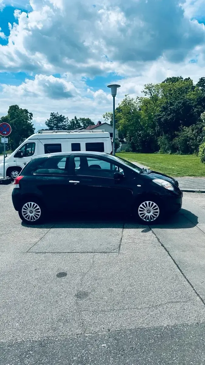Gebraucht Toyota Yaris 69 PS (50 kW) 2011 Schwarz Kleinwagen