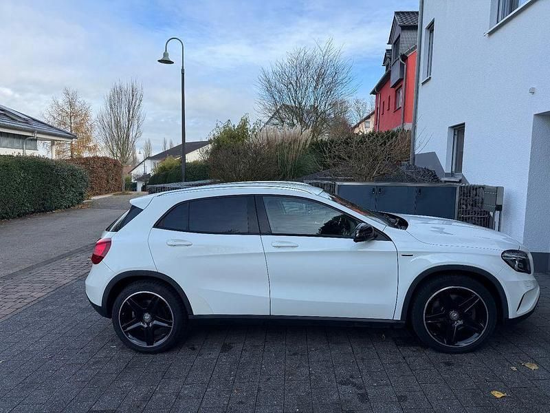 Weiß Gebraucht 2015 Mercedes GLA250 Edition 1 SUV | 21.000 € (Fairer Preis) - Bild 1/4