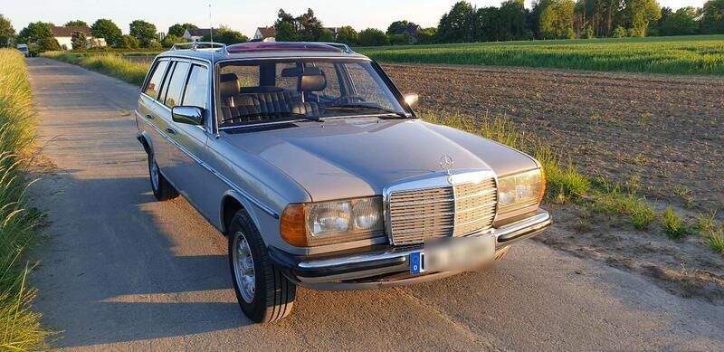 Grau Gebraucht 1982 Mercedes 240 Kombi | 12.500 € - Bild 1/4