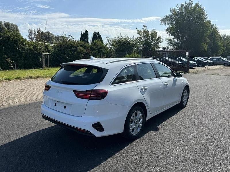 Gebraucht Kia Ceed 74 PS (54 kW) 2024 Weiss Kleinwagen