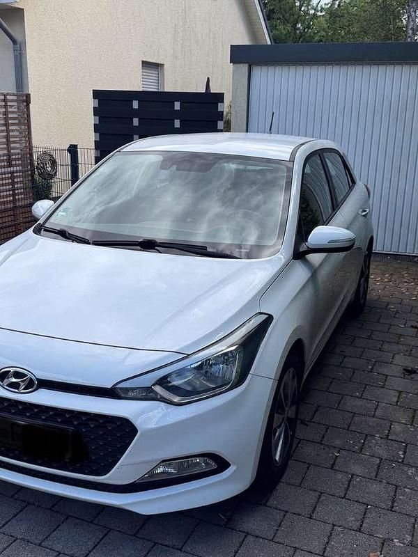 Weiß Gebraucht 2015 Hyundai i20 Limousine | 8.250 € (Fairer Preis) - Bild 1/4