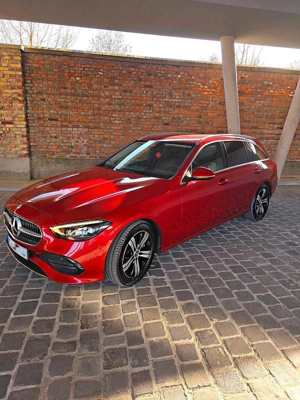 Rot Gebraucht 2022 Mercedes C200 Avantgarde Kombi | 29.500 € (Superpreis) - Bild 1/4