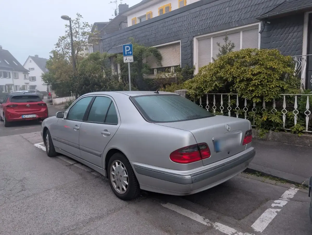Gebraucht Mercedes E220 150 PS (110 kW) 1999 Silber Limousine